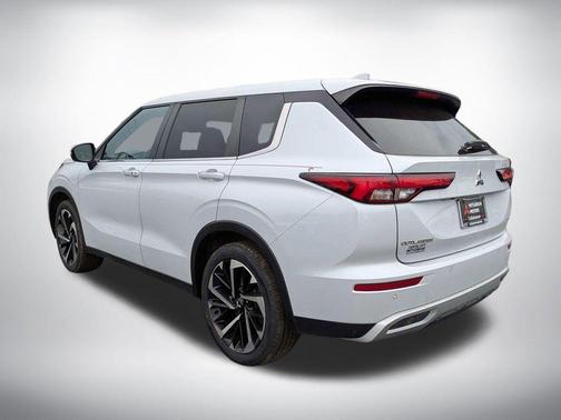 White Diamond 2024 Mitsubishi Outlander SE