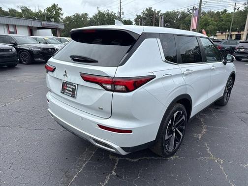 White Diamond 2024 Mitsubishi Outlander SE