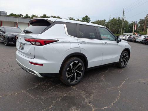 White Diamond 2024 Mitsubishi Outlander SE