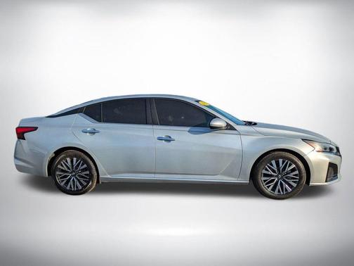 Brilliant Silver Metallic 2023 Nissan Altima 2.5 SV