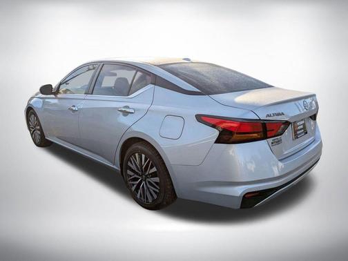 Brilliant Silver Metallic 2023 Nissan Altima 2.5 SV