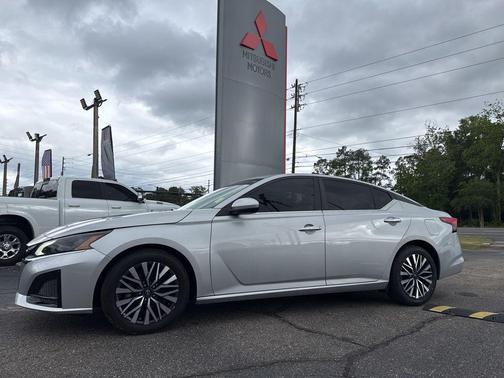 Brilliant Silver Metallic 2023 Nissan Altima 2.5 SV