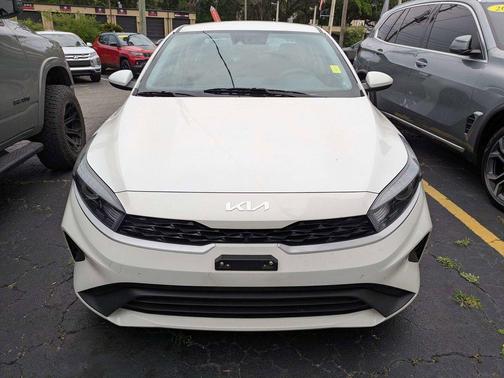 Snow White Pearl 2024 Kia Forte LXS