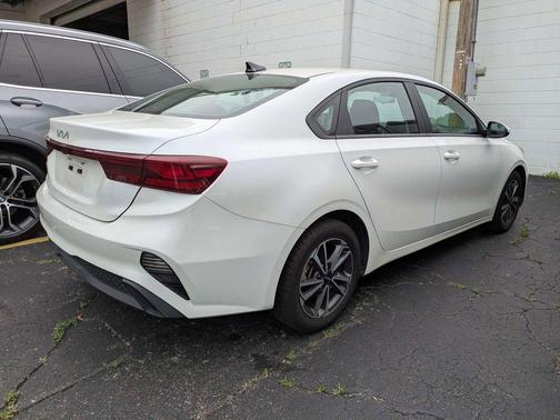 Snow White Pearl 2024 Kia Forte LXS