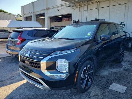Black 2024 Mitsubishi Outlander SE