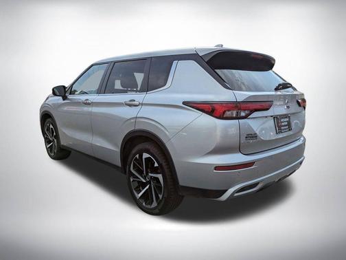 Silver 2024 Mitsubishi Outlander SE