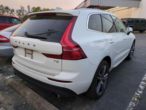 2021 Volvo XC60 T5 Momentum