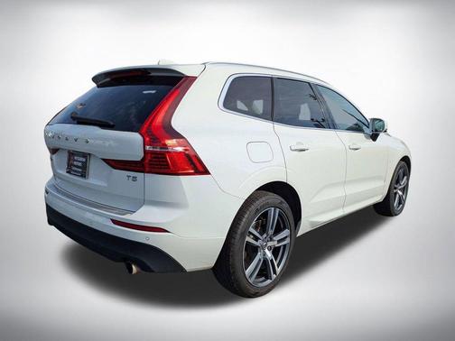 Ice White 2021 Volvo XC60 T5 Momentum