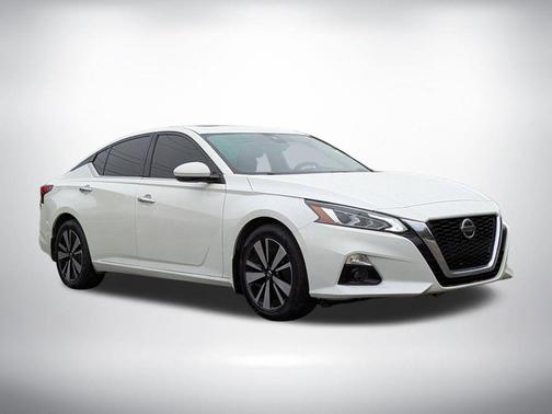 White 2022 Nissan Altima 2.5 SL