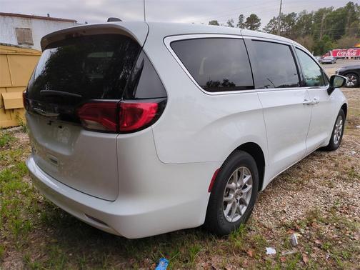 2022 Chrysler Voyager LX