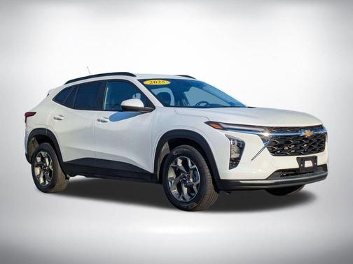 Summit White 2025 Chevrolet Trax LT