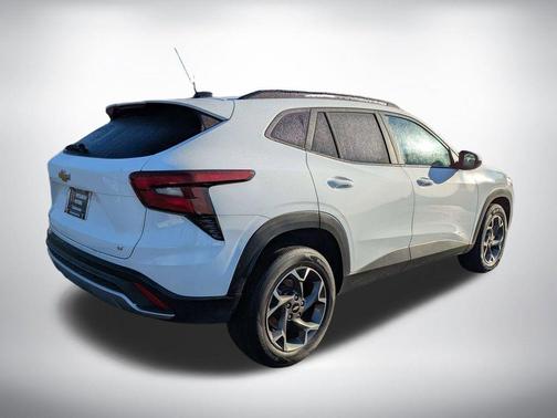 Summit White 2025 Chevrolet Trax LT