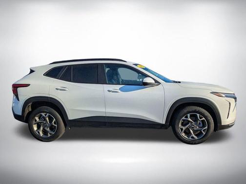 Summit White 2025 Chevrolet Trax LT