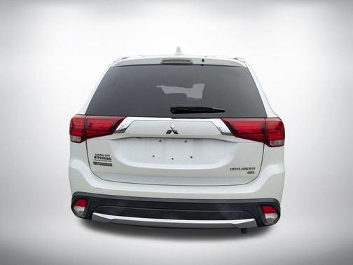 White 2018 Mitsubishi Outlander SEL