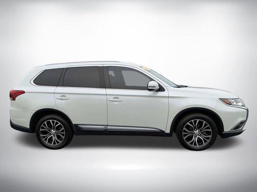 White 2018 Mitsubishi Outlander SEL