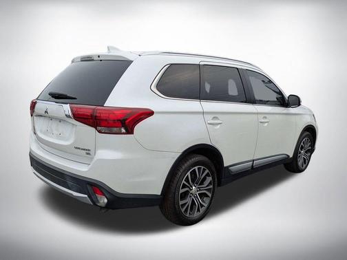 White 2018 Mitsubishi Outlander SEL