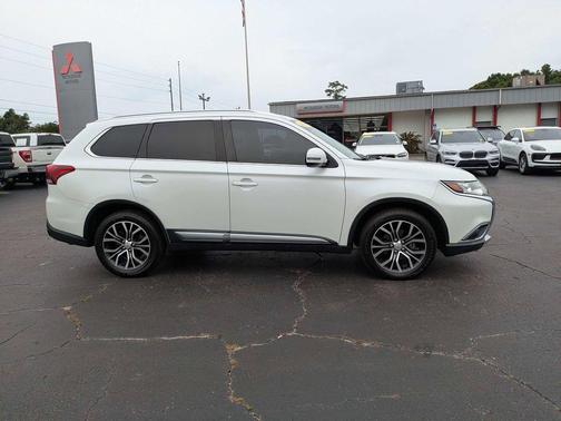 White 2018 Mitsubishi Outlander SEL