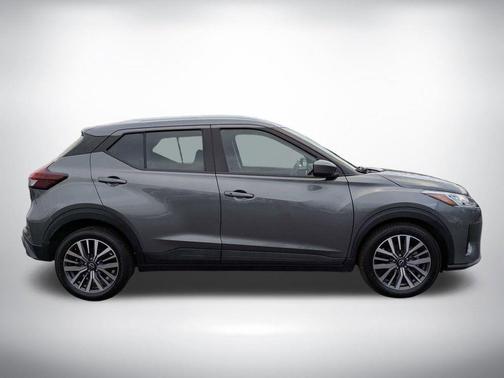 Gun Metallic 2024 Nissan Kicks SV