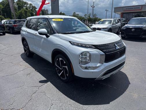 White 2024 Mitsubishi Outlander SE