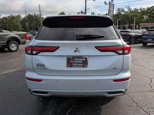 White 2024 Mitsubishi Outlander SE