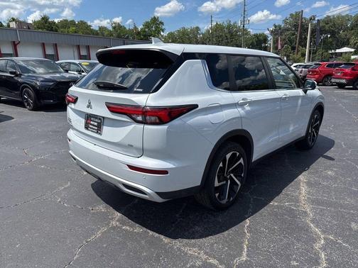 White 2024 Mitsubishi Outlander SE