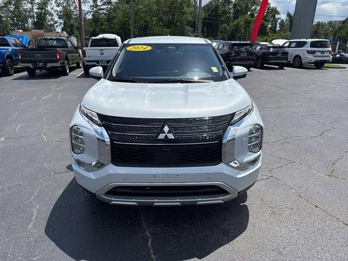 White 2024 Mitsubishi Outlander SE
