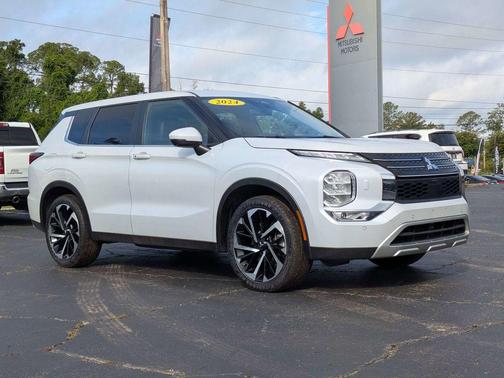White 2024 Mitsubishi Outlander SE