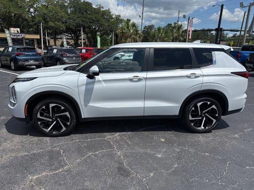 White 2024 Mitsubishi Outlander SE