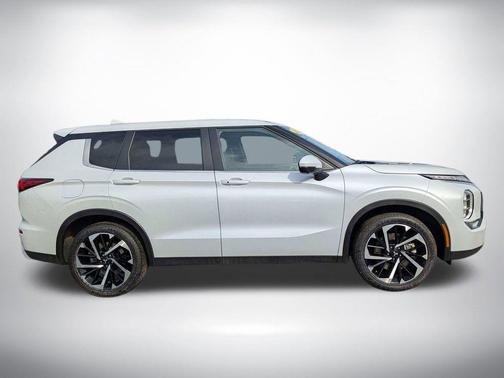 White 2024 Mitsubishi Outlander SE