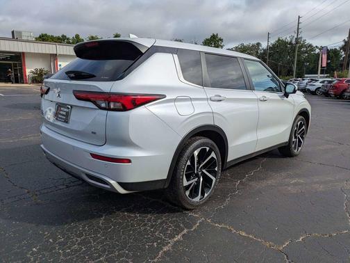 White 2024 Mitsubishi Outlander SE