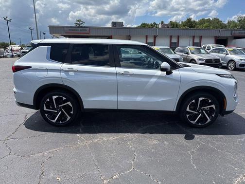 White 2024 Mitsubishi Outlander SE
