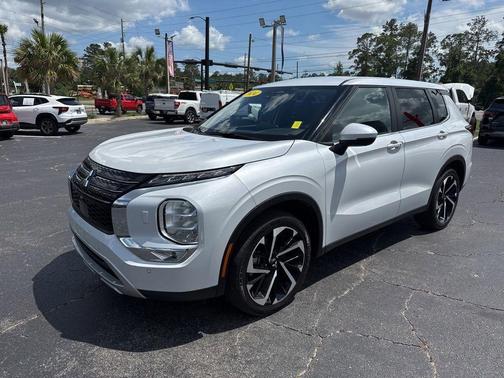 White 2024 Mitsubishi Outlander SE