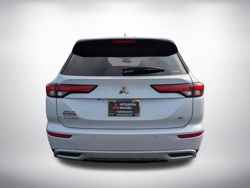 White 2024 Mitsubishi Outlander SE