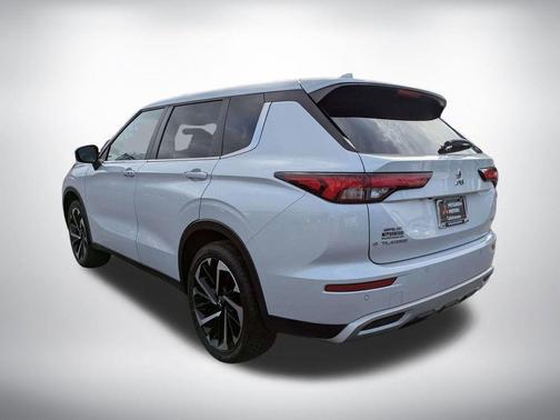 White 2024 Mitsubishi Outlander SE