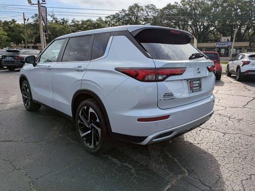 White 2024 Mitsubishi Outlander SE