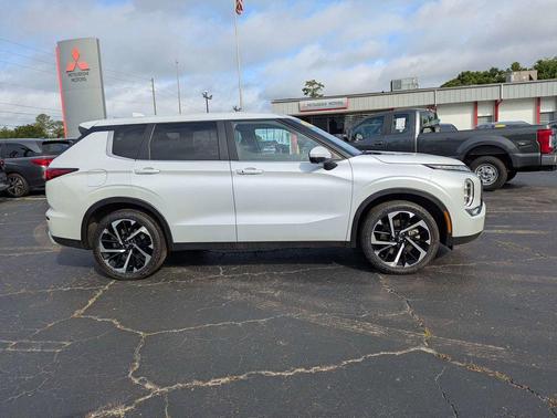 White 2024 Mitsubishi Outlander SE