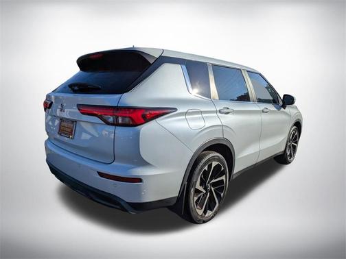 2022 Mitsubishi Outlander ES