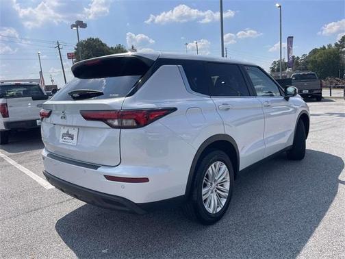 2024 Mitsubishi Outlander ES