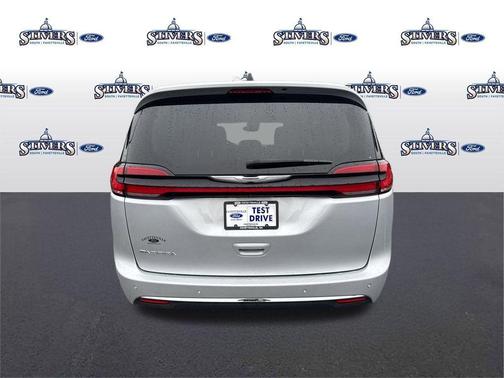 2023 Chrysler Pacifica Touring-L