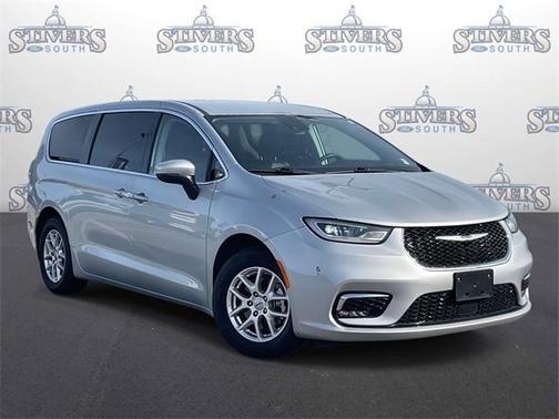 2023 Chrysler Pacifica Touring-L