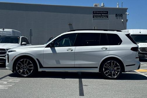 Mineral White Metallic 2025 BMW X7 M60i