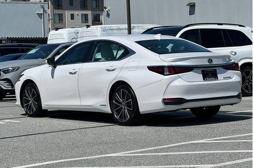 2022 Lexus ES 300h Base
