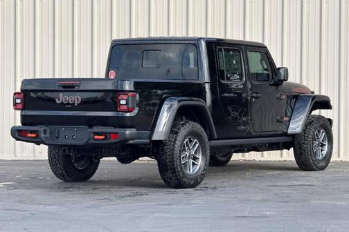 Black Clearcoat 2026 Jeep Gladiator Mojave