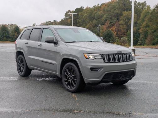 2022 Jeep Grand Cherokee LAREDO