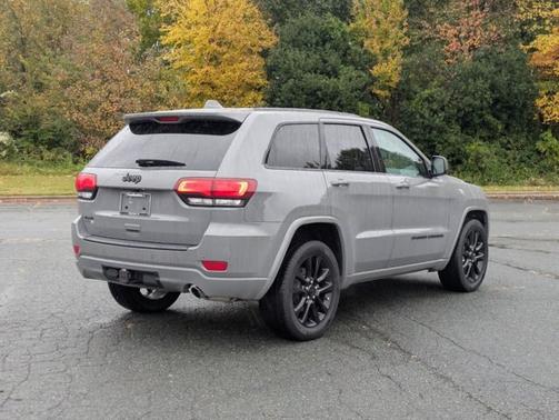 2022 Jeep Grand Cherokee LAREDO