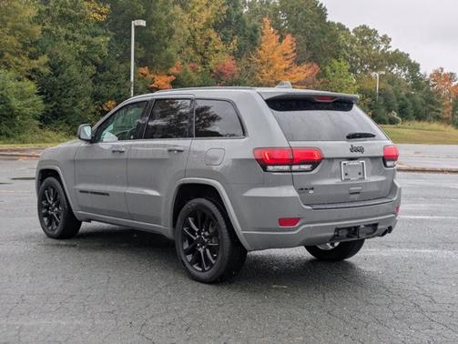 2022 Jeep Grand Cherokee LAREDO