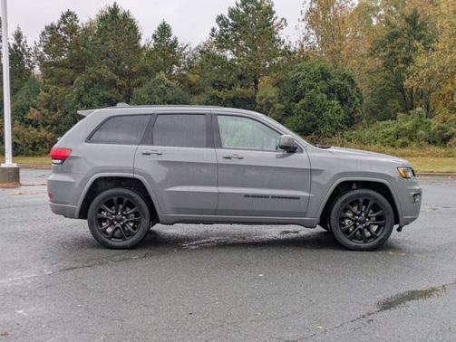 2022 Jeep Grand Cherokee LAREDO