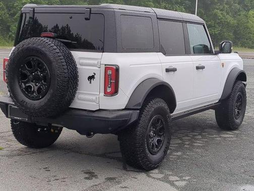 Oxford White 2025 Ford Bronco Badlands