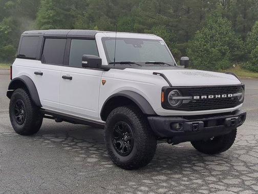 Oxford White 2025 Ford Bronco Badlands