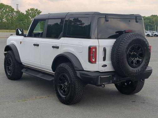 Oxford White 2025 Ford Bronco Badlands